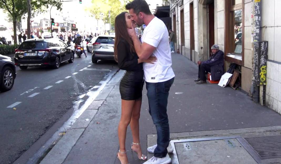 Подобрал на улице горячую русскую туристку-милашку и нежно оттрахал дома!