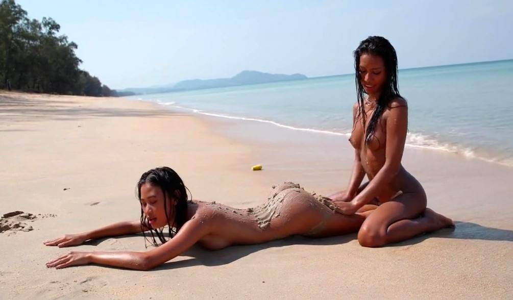 Горячие азиатки-лесбиянки страстно лижут киски на райском пляже!