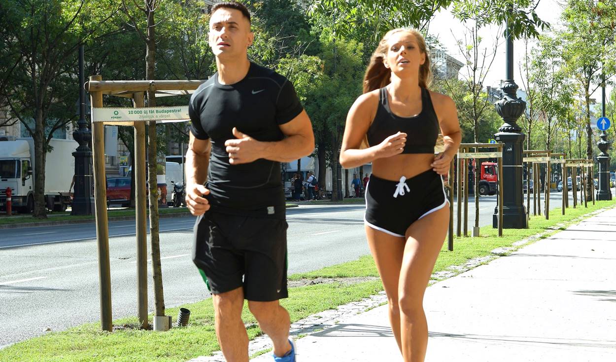 Потная русская сучка стонет от анала после изнуряющей пробежки!💦🍑