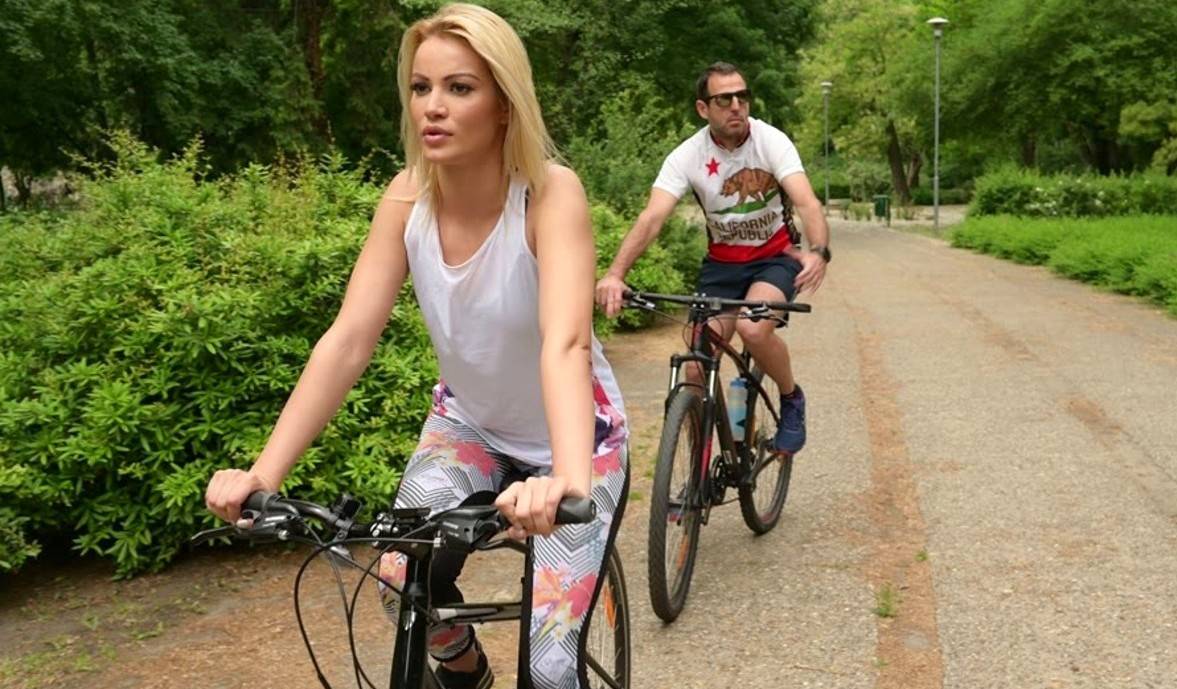 Горячая блондинка соблазнила пикапера в парке и сразу трахнулась у себя дома!