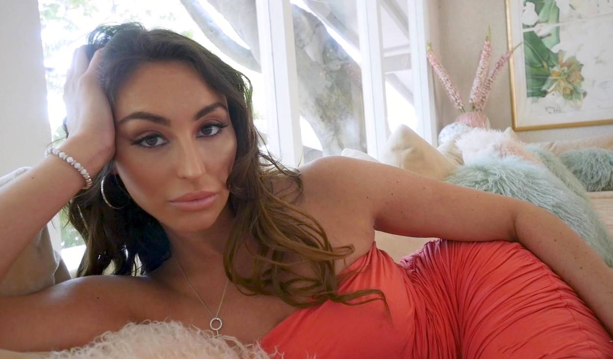 Горячая мачеха после работы прыгнула на член пасынка и кончила бурно!