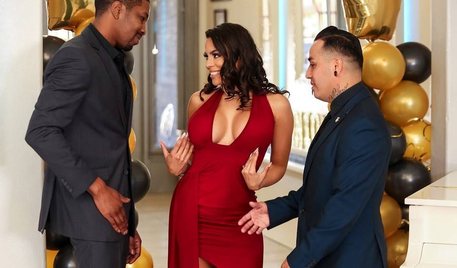 Жену рогоносца рвут членистым негром в туалете — муж даже не чует измены!