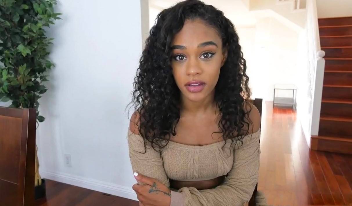 Жестко ебет кудрявую негритянку-гостью дома! Сочная черная красотка стонет