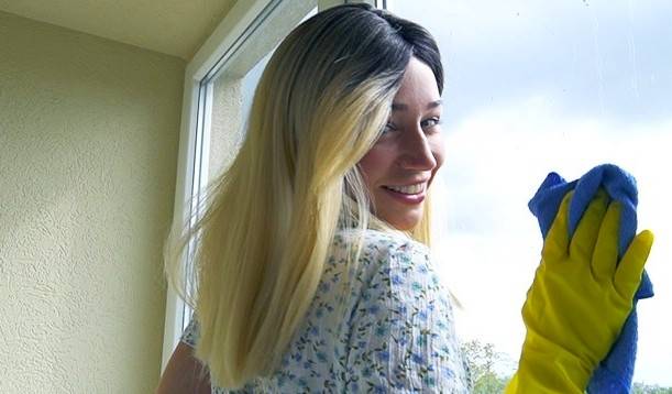 Русская горничная моет полы и прыгает на хуй хозяина в страстном трахе!