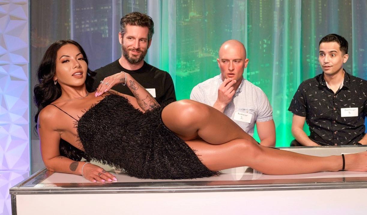 Лысый качок угадывает киску аппетитной азиатки языком в шоу "Угадай киску"!