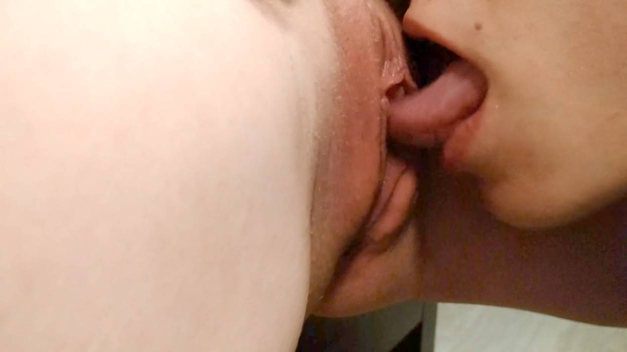 Парень жадно вылизал киску до сквирта в рот! Фонтан оргазма на лицо!