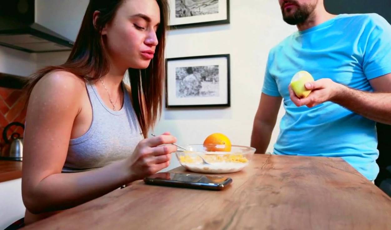 Русская сестра за завтраком сосет член брату и дает в пизду – полная развратница!