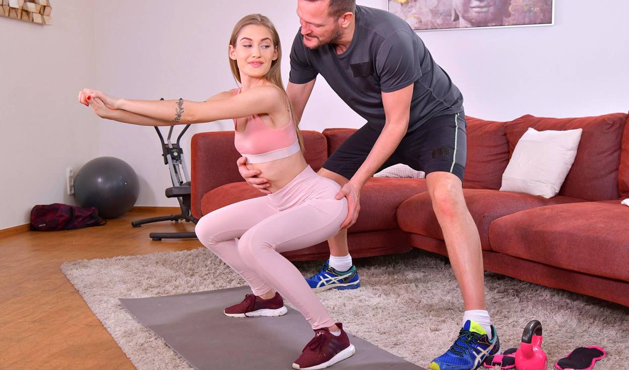 Тренер вместо упражнений ебет красотку в сочную пизду на фитнесе!