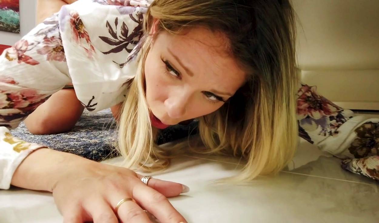 Шаловливая мачеха застряла под кроватью: пасынок выебал её в жопу как шлюху!