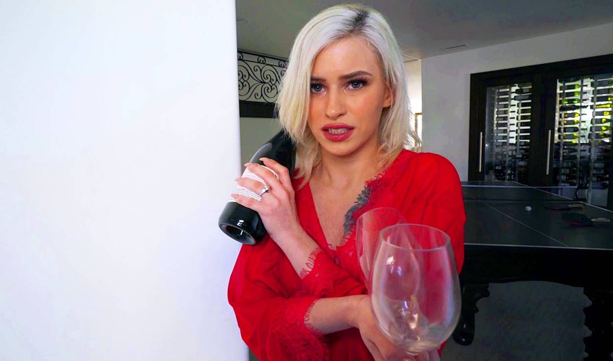 Блондаша стонет от массажа и кончает на толстом хуе мастера! Оргазм гарантирован