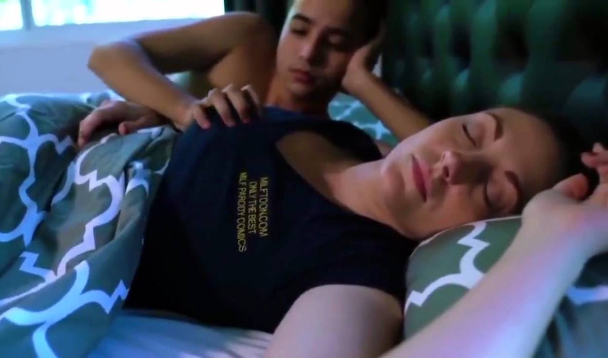 Сын тайком лапает спящую маму за сиськи и мокрую пизду – ебет во сне без остановки!