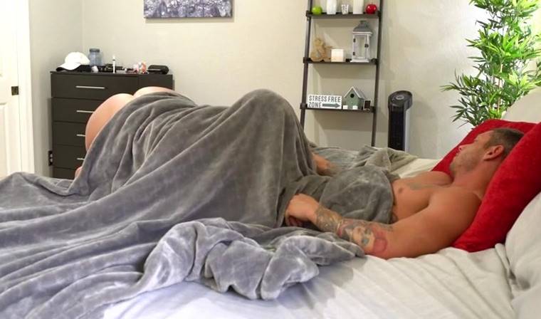 Мачеха тайком отсосала спящему пасынку и получила жёсткий трах при пробуждении!