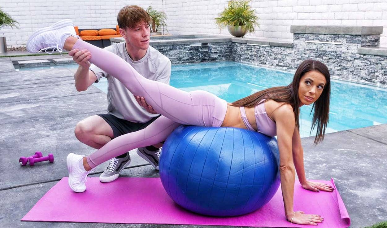 Милфа заманила соседского жеребца на "упражнения": трахнул в пот и залил спермой!