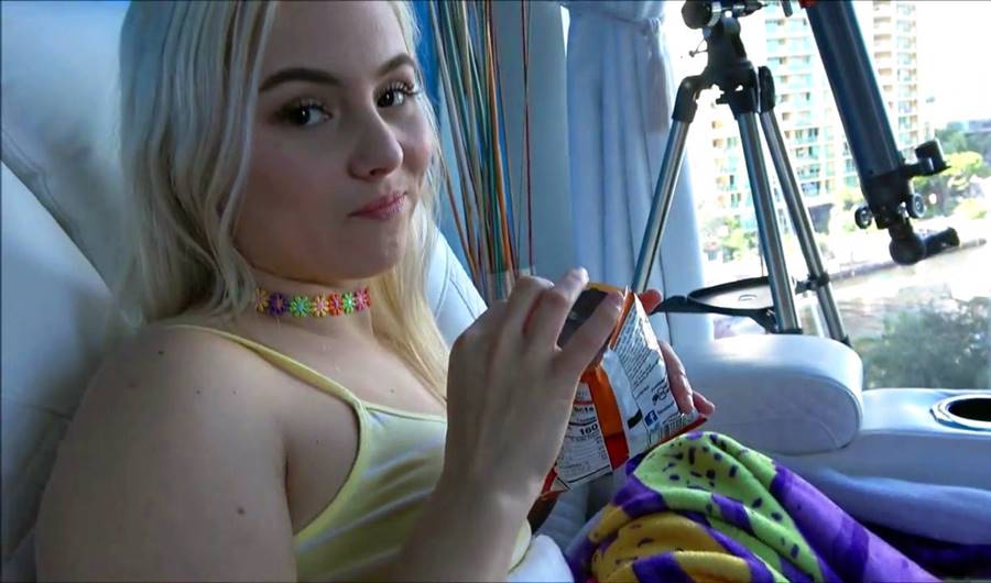 Сестра без парня? Брат жестко трахает и заставляет кончать в инцесте!