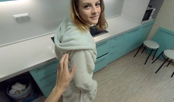 Брат жестко ебет сестру на кухне ночью! Родители спят, но стоны вот-вот разбудят