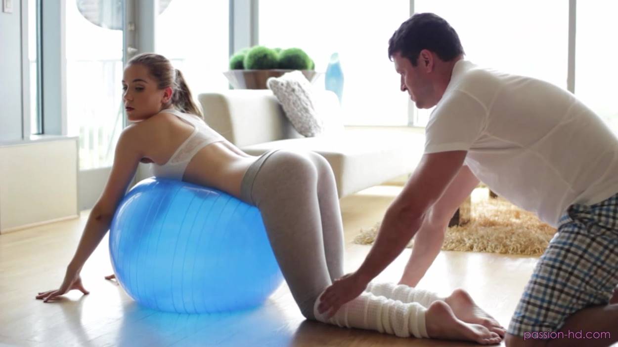 Тренер жестко отымел хрупкую фитнес-крошку в зале: кончает фонтаном!