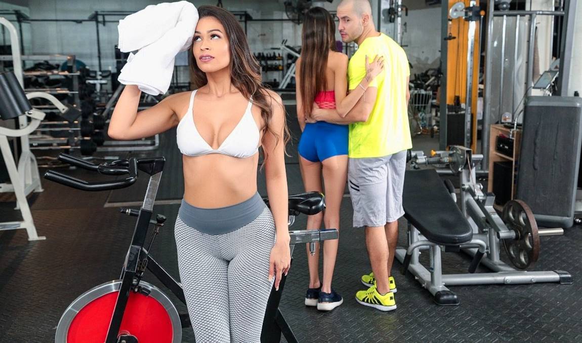 Качок в зале ебет сочную милфу, изменяя худой подруге!