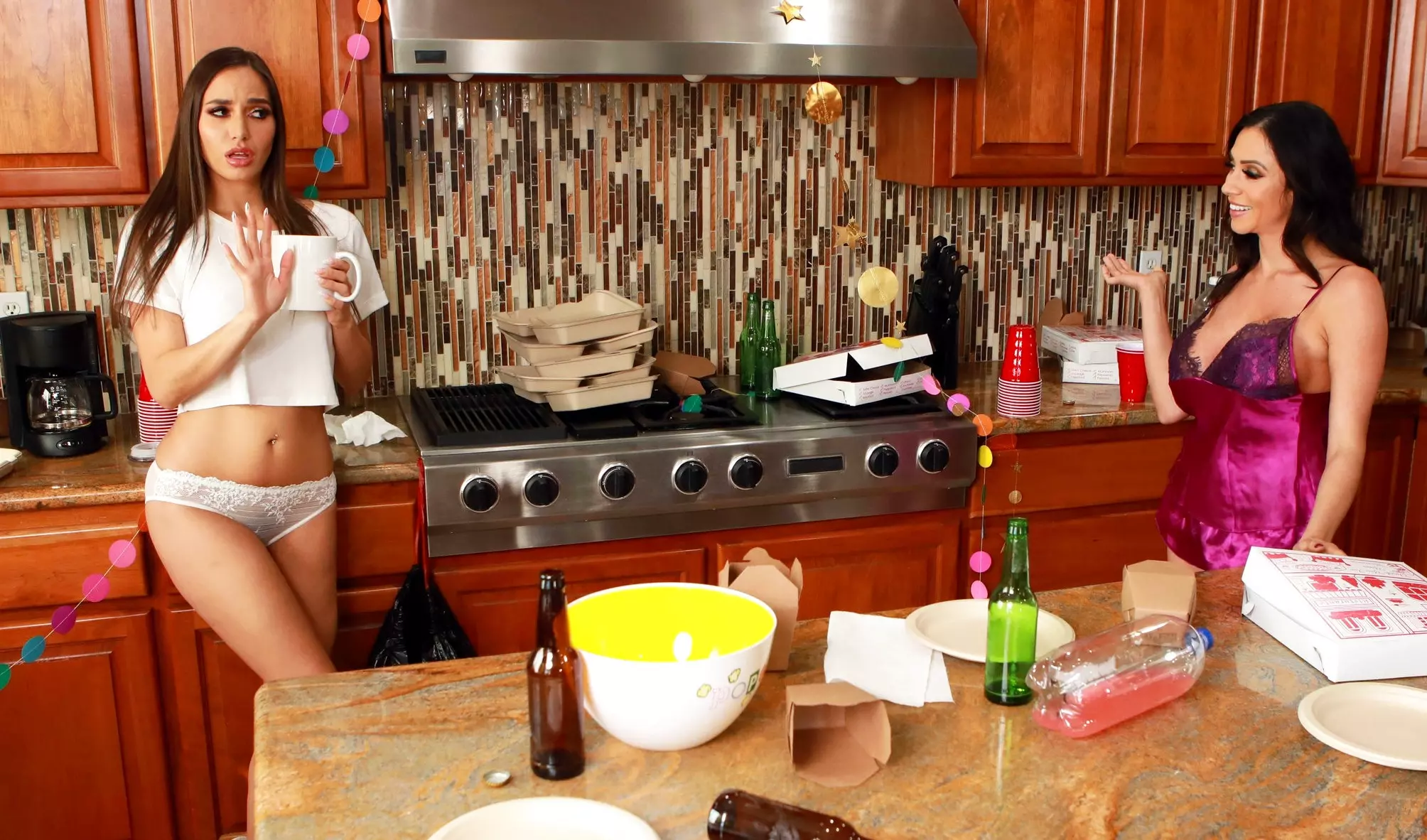 Две горячие лесбиянки нежно лижут киски на кухне: оргазмы красоток!