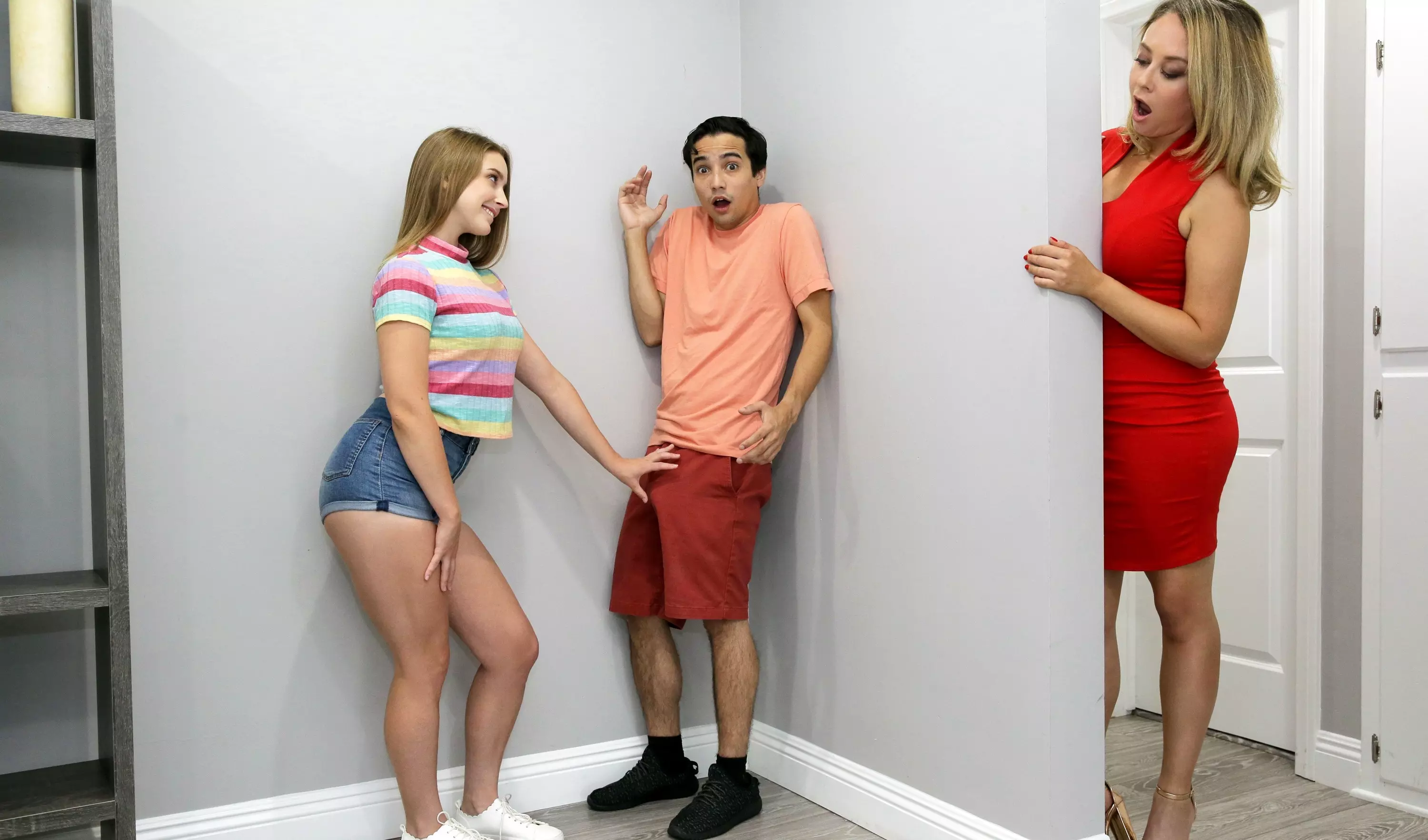 Парень жестко ебет мачеху и сводную сестру! Запретный инцест в жару страсти