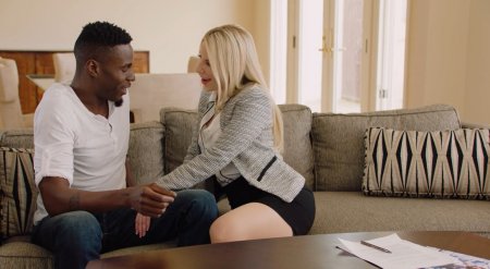 Очаровательная блонда встретила негра и орёт от кремпая в матку