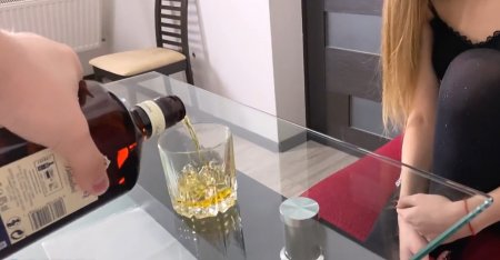 Алина пришла учиться — отец подруги напоил вискарем и выебал как шлюху