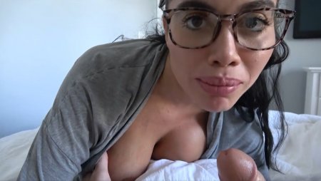 Заботливая мачеха-шлюшка: мамочка будит пасынка минетом и получает несколько оргазмов перед универом