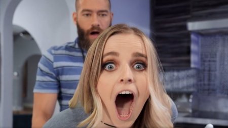 Бородатый зять не устоял: пышногрудая свояченица наклоняется над столом — зять готов предать жену за эти формы