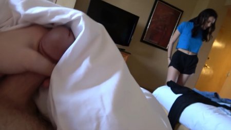 Брат рано утром пришёл к сеструхе за очередным тихим инцестом — пока родители спят