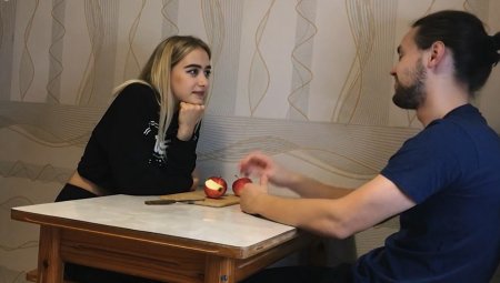 «Приехала в гости трахаться» — кремпай в ротик под скрытой съёмкой на кухне