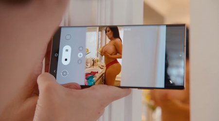 «Помоги мамочке кончить» — зрелая мамашка трахается с молодым другом сына до спермы на сиськах