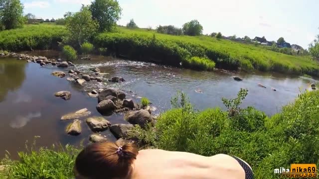 Деревенские каникулы московской красотки: откровенные забавы у воды